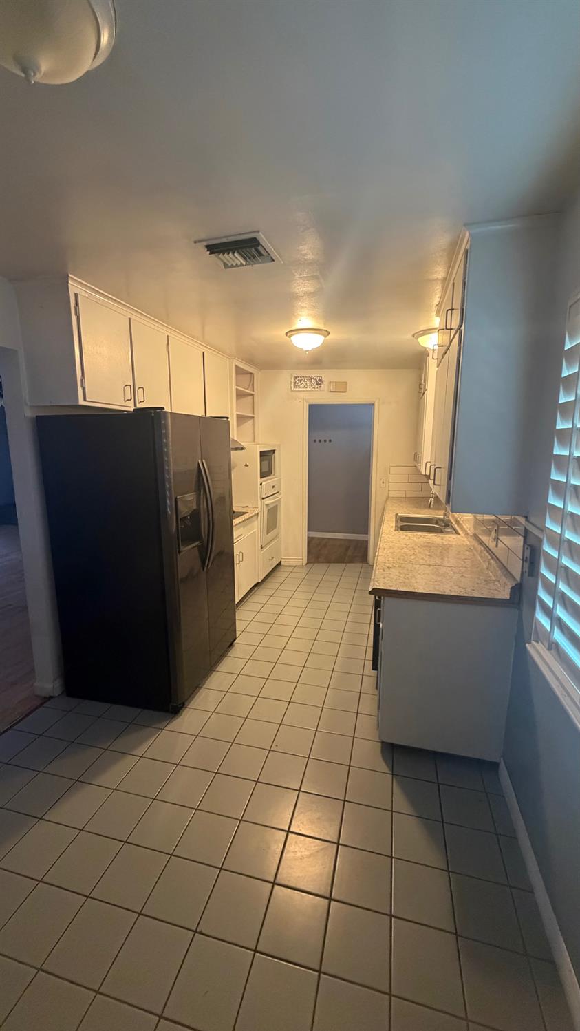 5677 N Millbrook Ave, Fresno, CA 93710