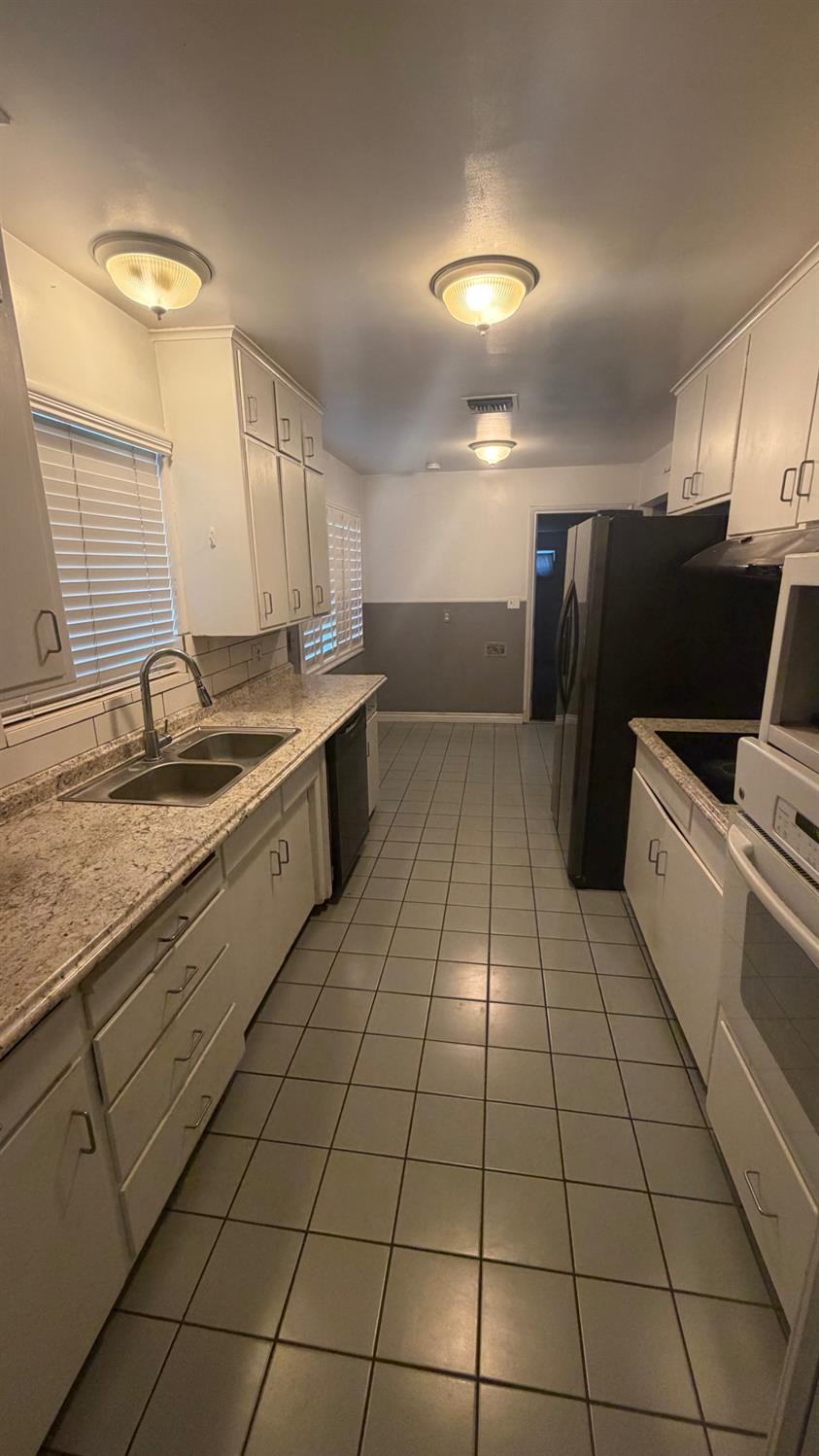 5677 N Millbrook Ave, Fresno, CA 93710
