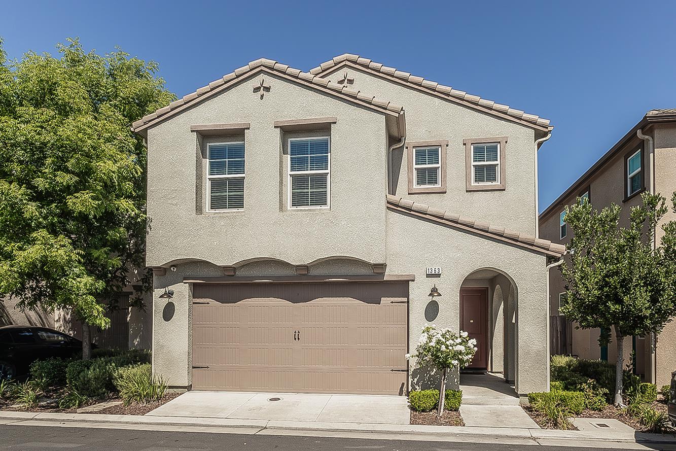 1363 Joy Dr, Clovis, CA 93619