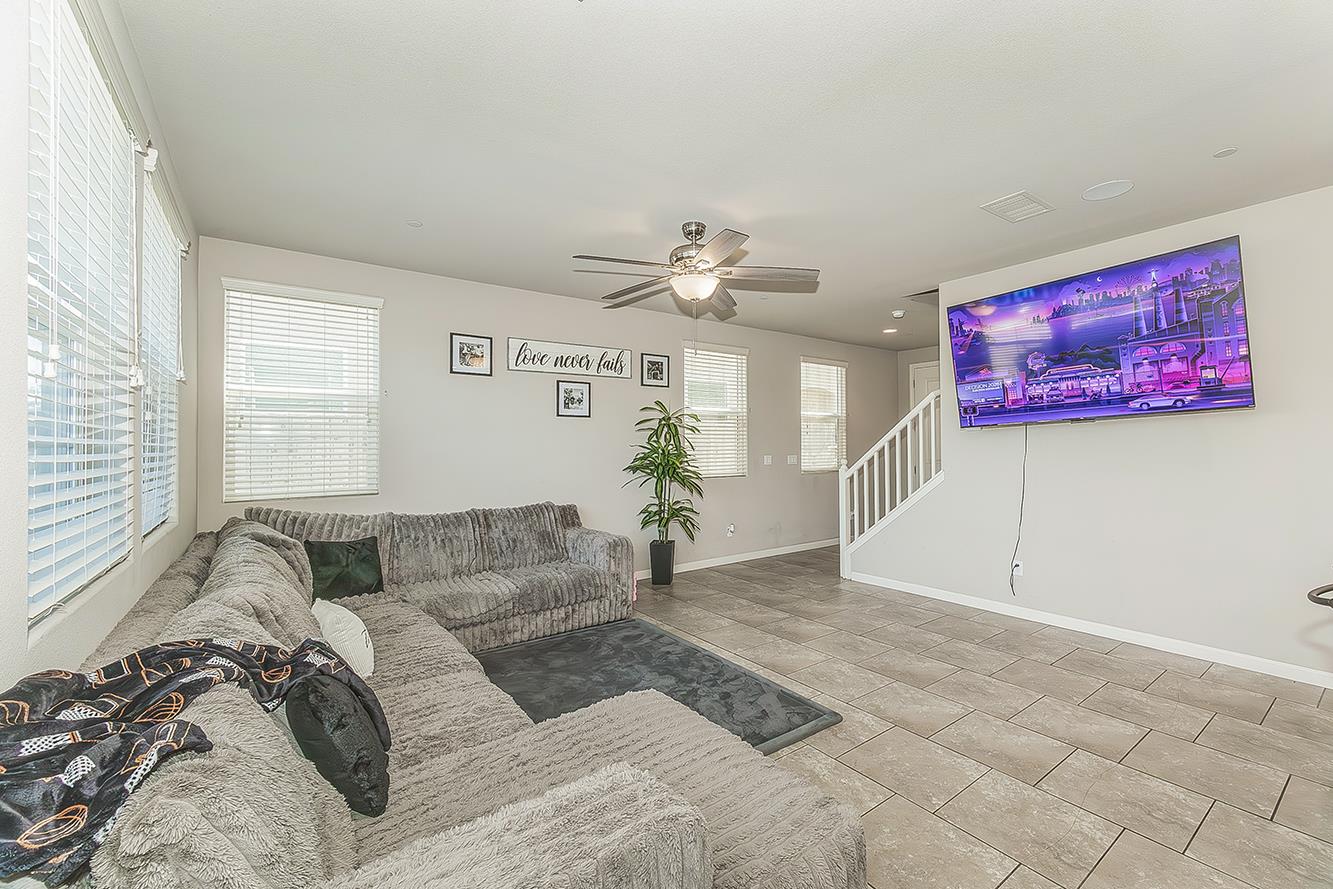 1363 Joy Dr, Clovis, CA 93619
