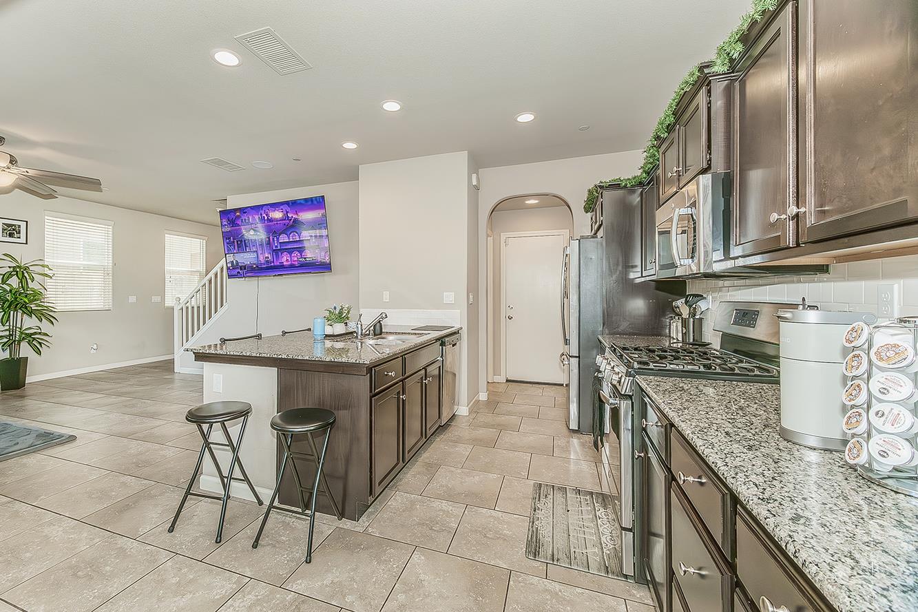 1363 Joy Dr, Clovis, CA 93619