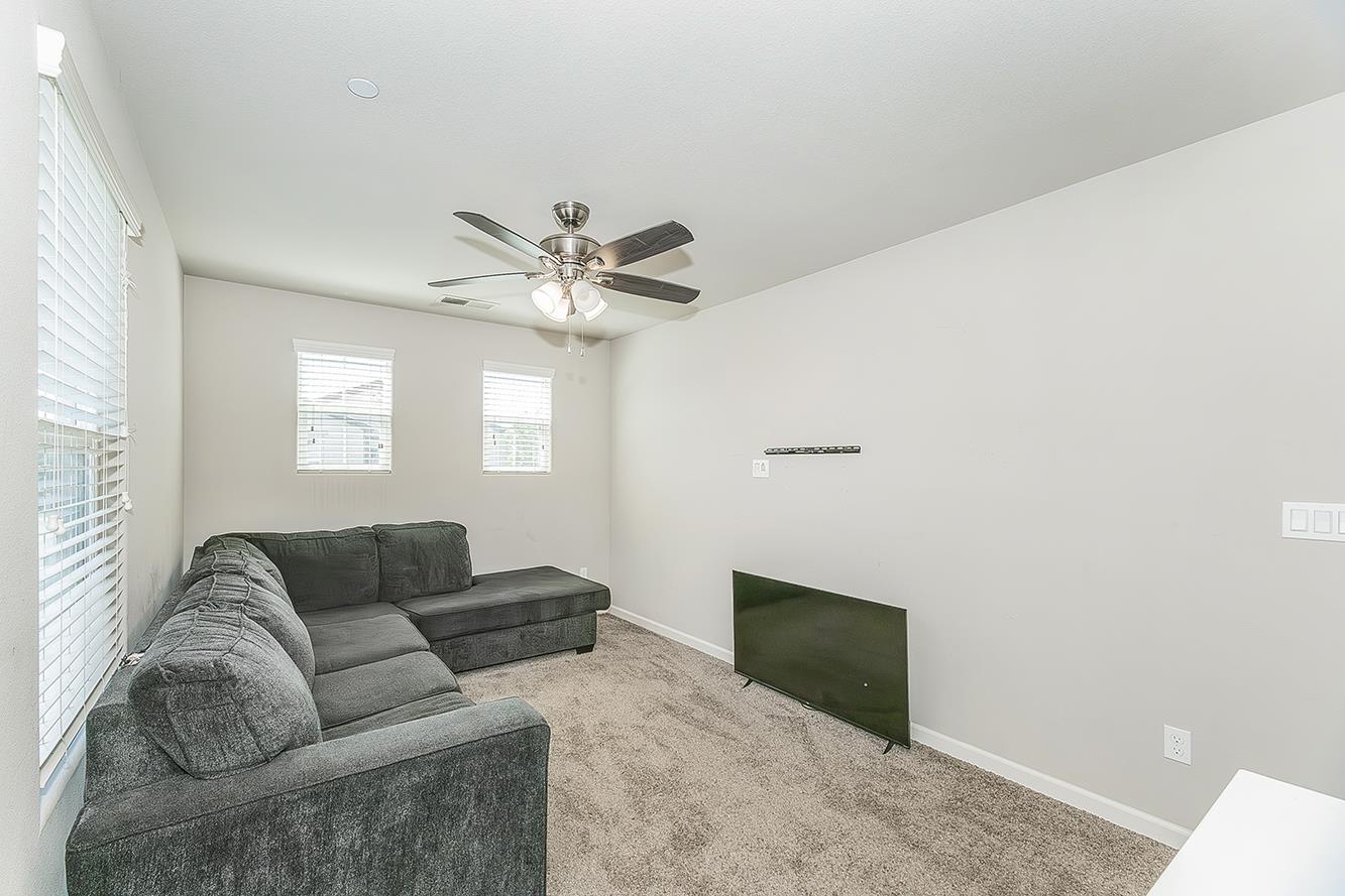 1363 Joy Dr, Clovis, CA 93619
