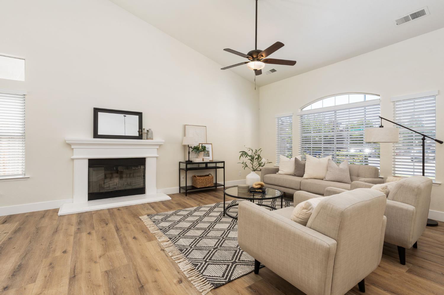 9808 N Whitney Ave, Fresno, CA 93720