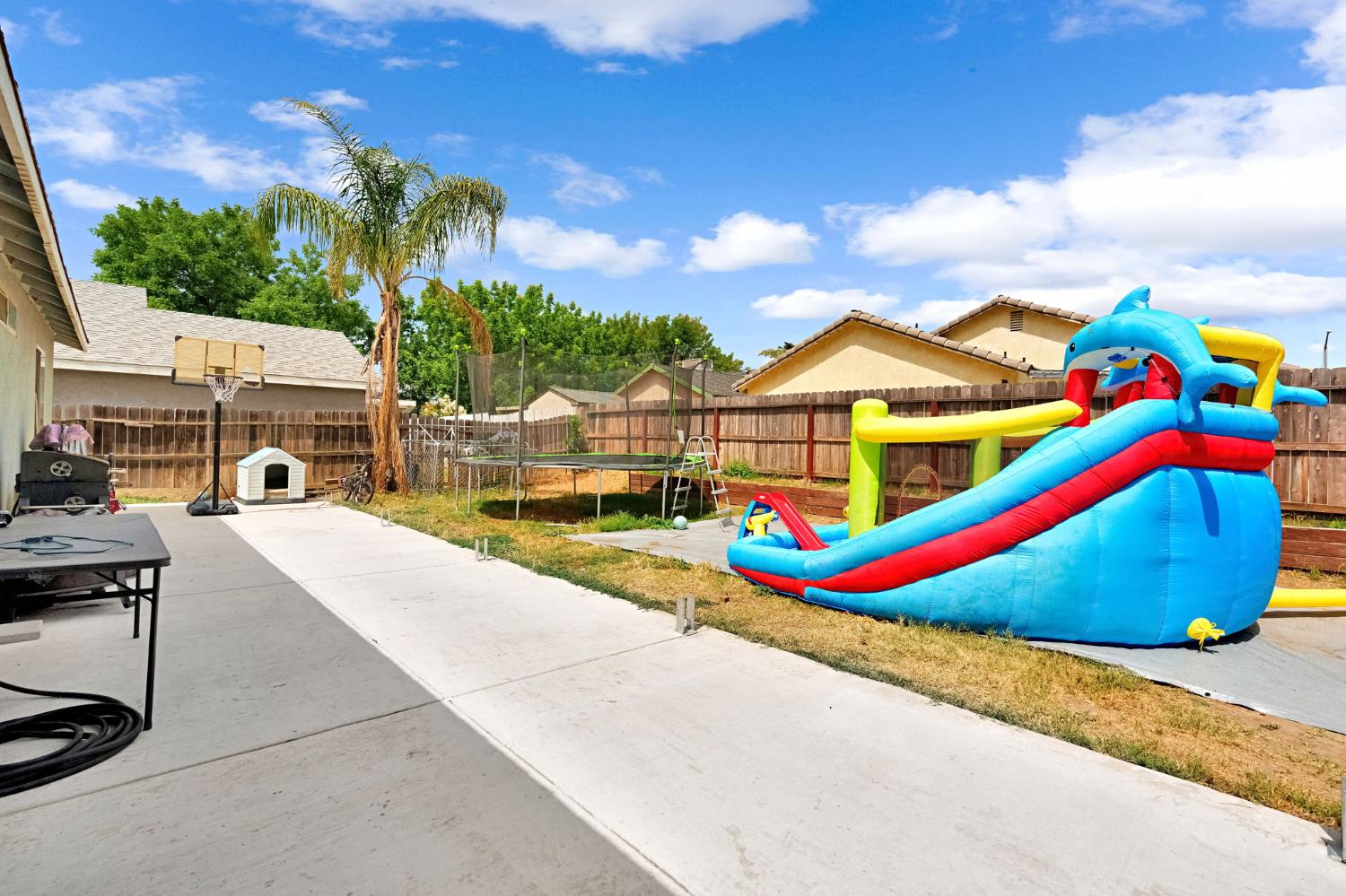 1402 N Bush Ave, Fresno, CA 93727