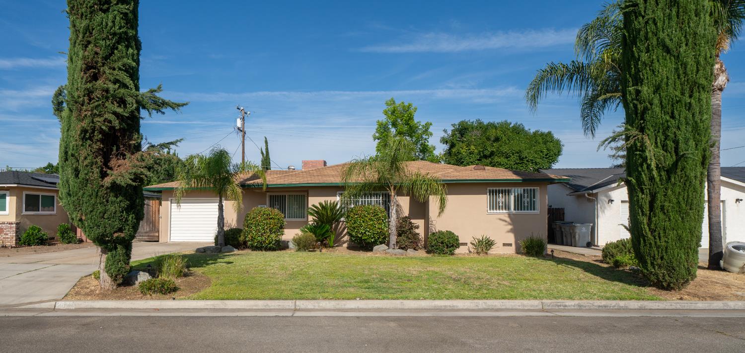 2827 N Barton Ave, Fresno, CA 93703