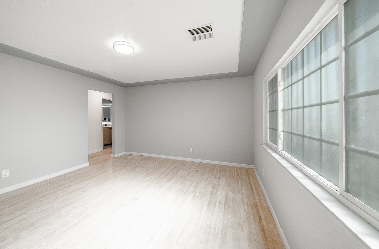 2827 N Barton Ave, Fresno, CA 93703