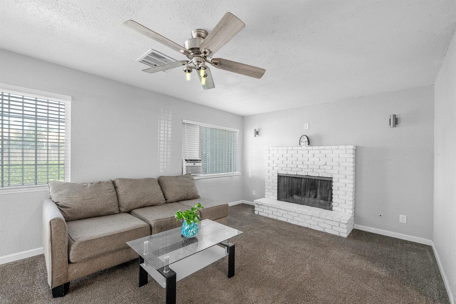 2827 N Barton Ave, Fresno, CA 93703