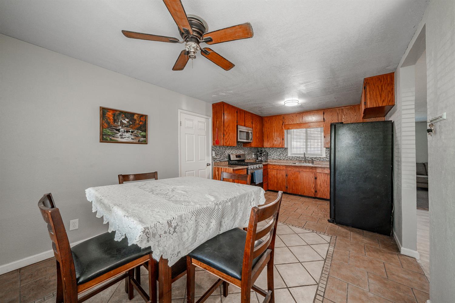 2827 N Barton Ave, Fresno, CA 93703