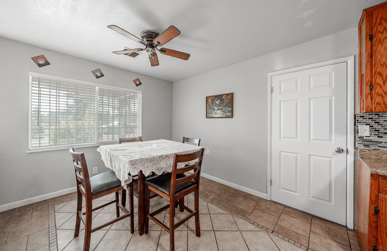 2827 N Barton Ave, Fresno, CA 93703