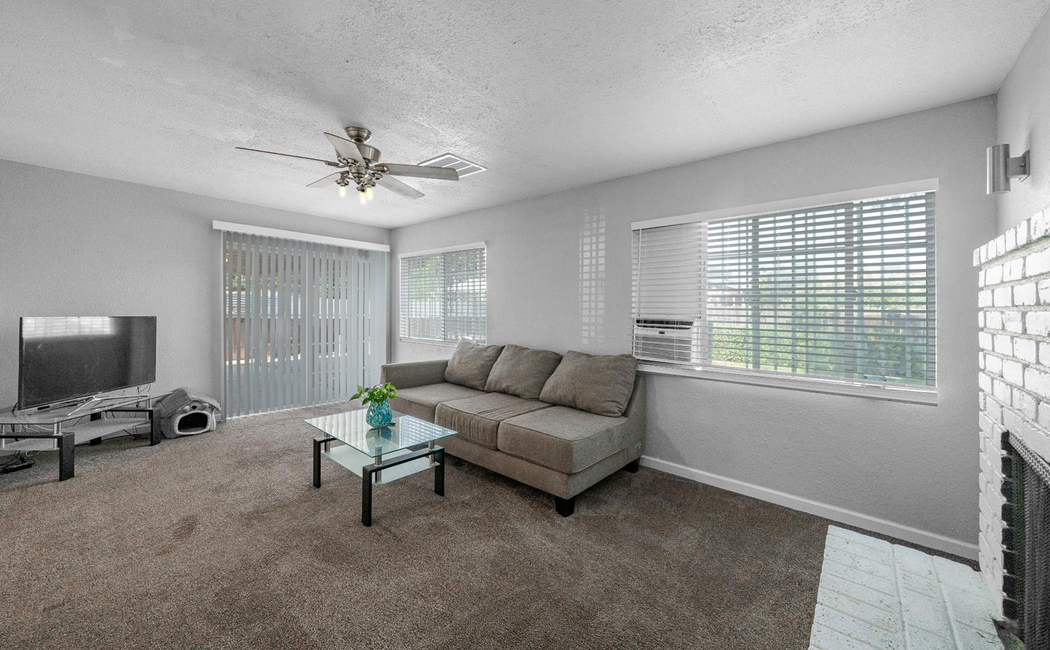 2827 N Barton Ave, Fresno, CA 93703
