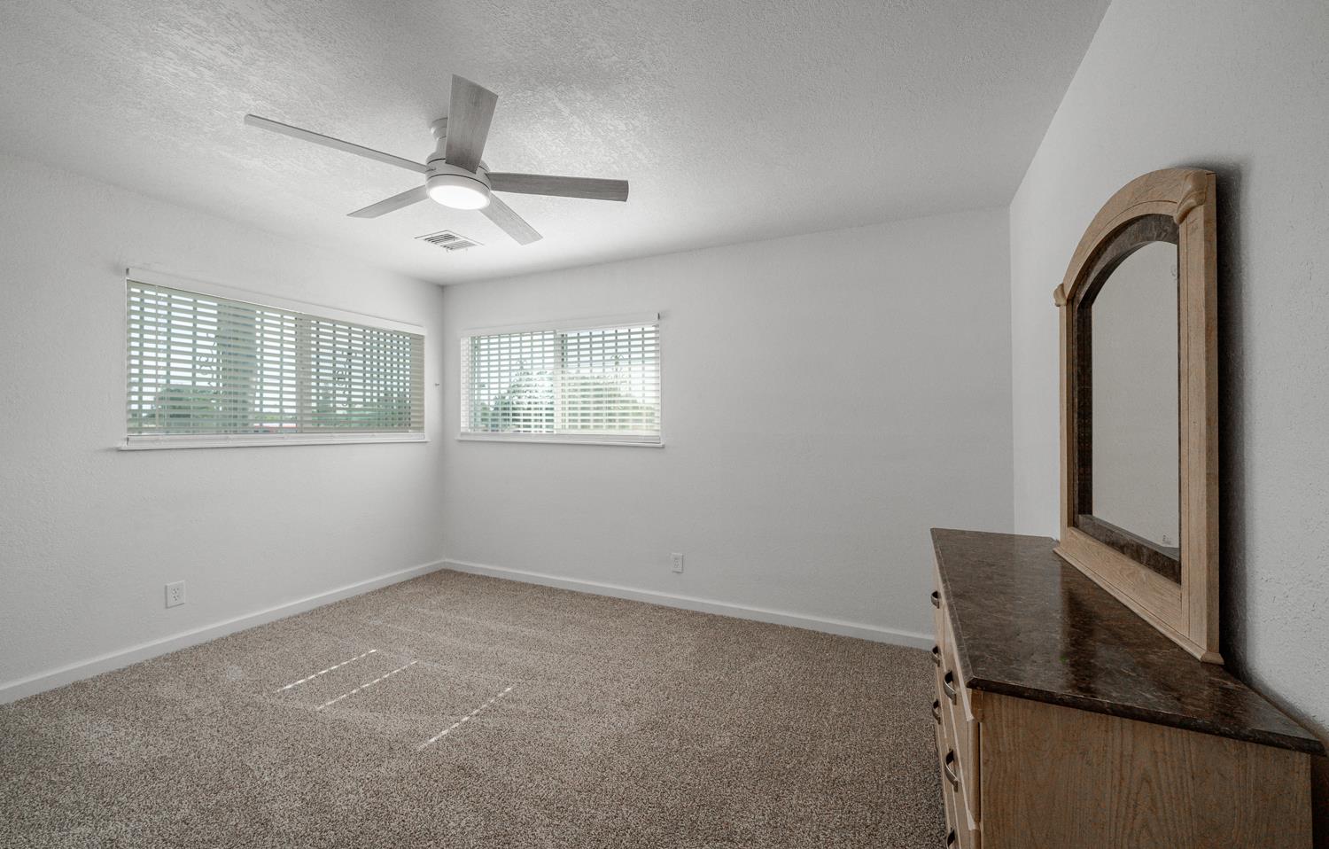 2827 N Barton Ave, Fresno, CA 93703