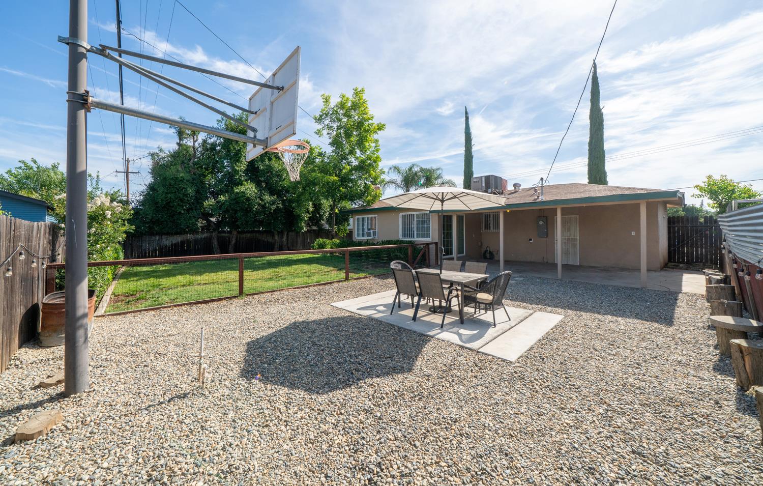 2827 N Barton Ave, Fresno, CA 93703