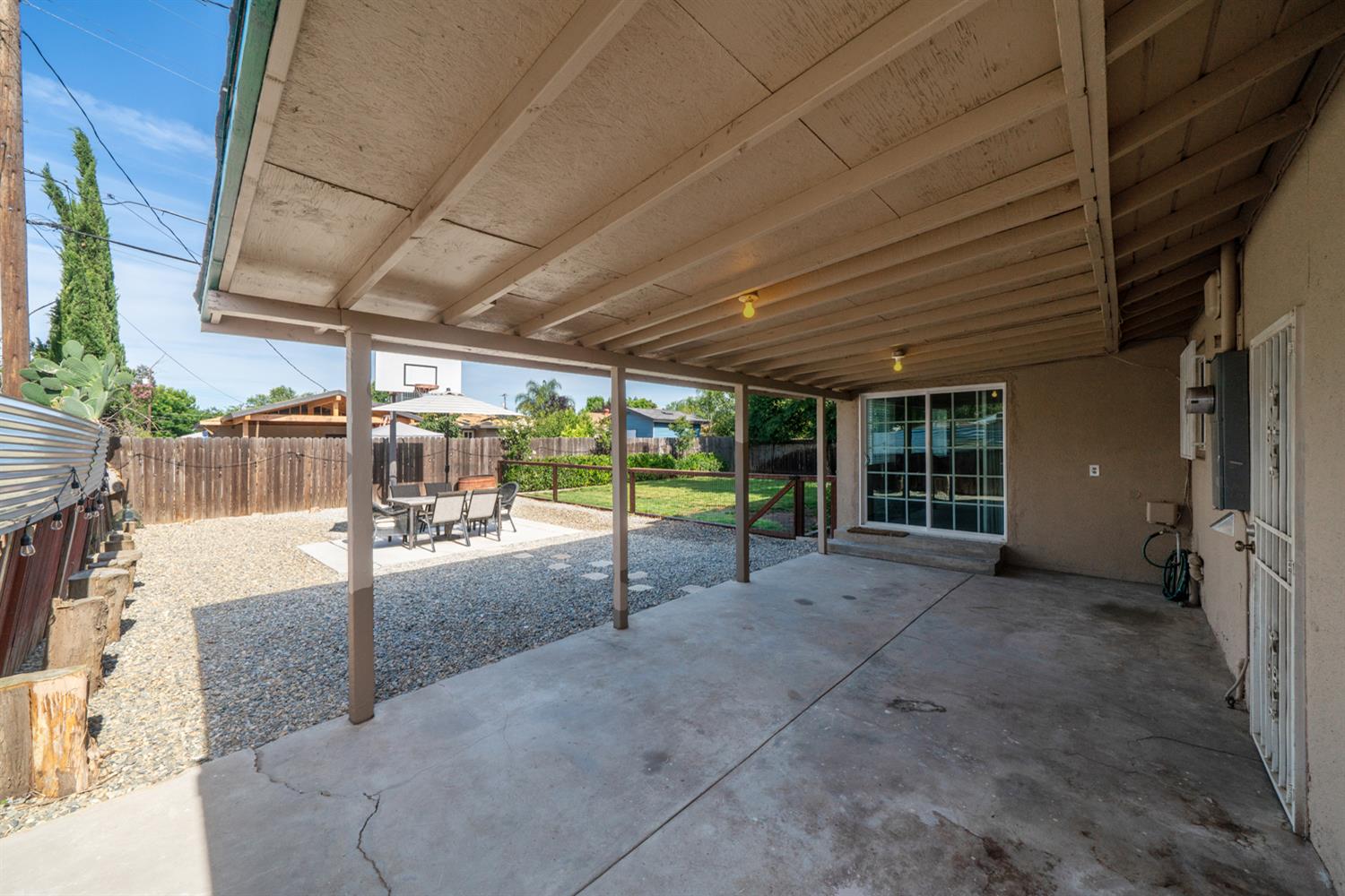 2827 N Barton Ave, Fresno, CA 93703