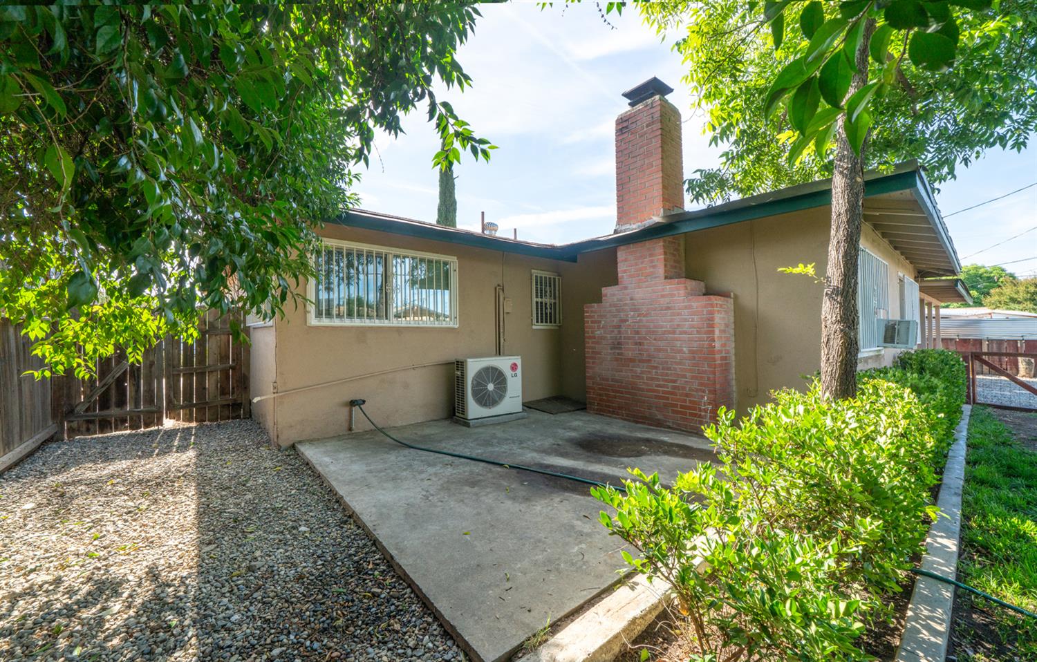 2827 N Barton Ave, Fresno, CA 93703