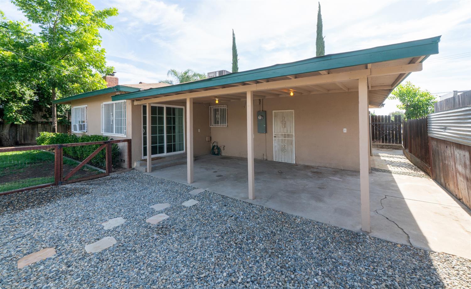 2827 N Barton Ave, Fresno, CA 93703