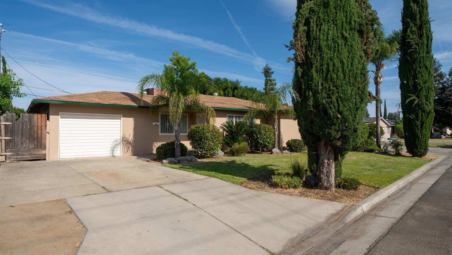 2827 N Barton Ave, Fresno, CA 93703