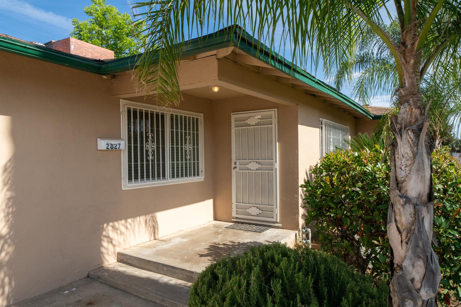 2827 N Barton Ave, Fresno, CA 93703