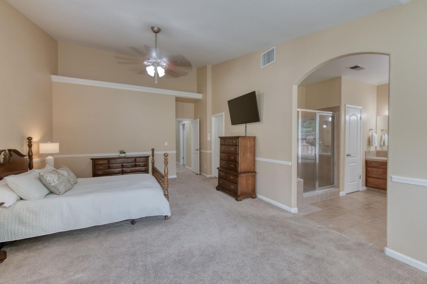55 Serena Ave, Clovis, CA 93619