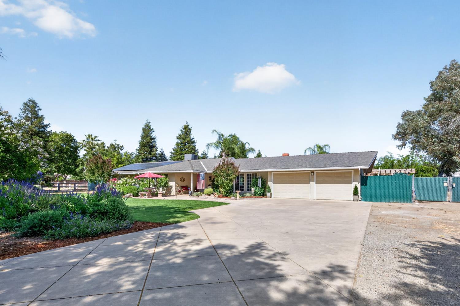 9198 N Fowler Ave, Clovis, CA 93619