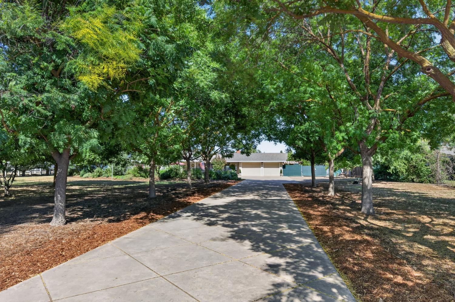 9198 N Fowler Ave, Clovis, CA 93619