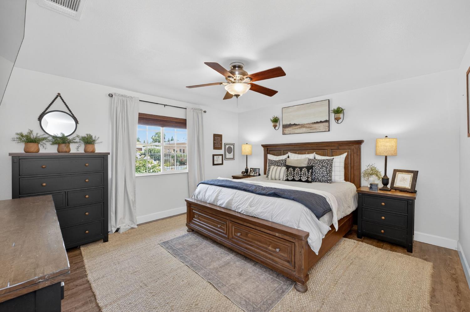 9198 N Fowler Ave, Clovis, CA 93619