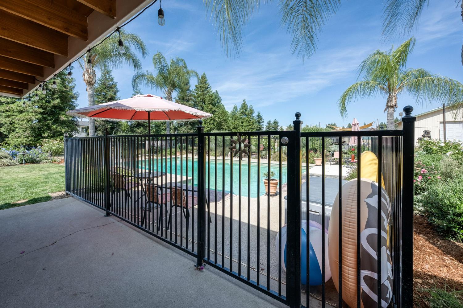 9198 N Fowler Ave, Clovis, CA 93619