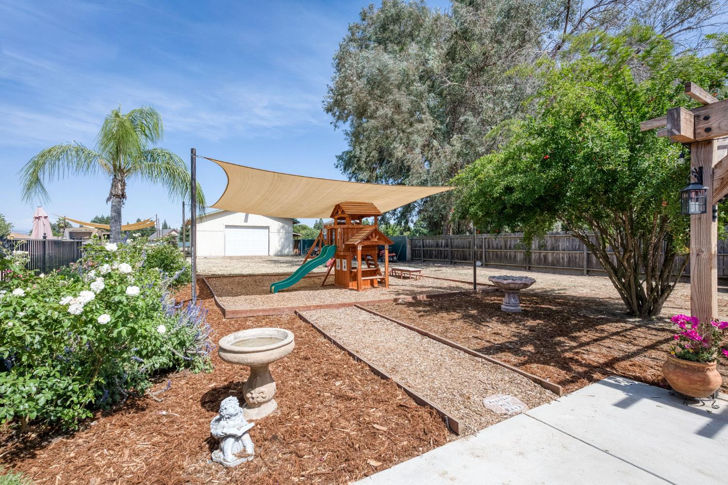 9198 N Fowler Ave, Clovis, CA 93619