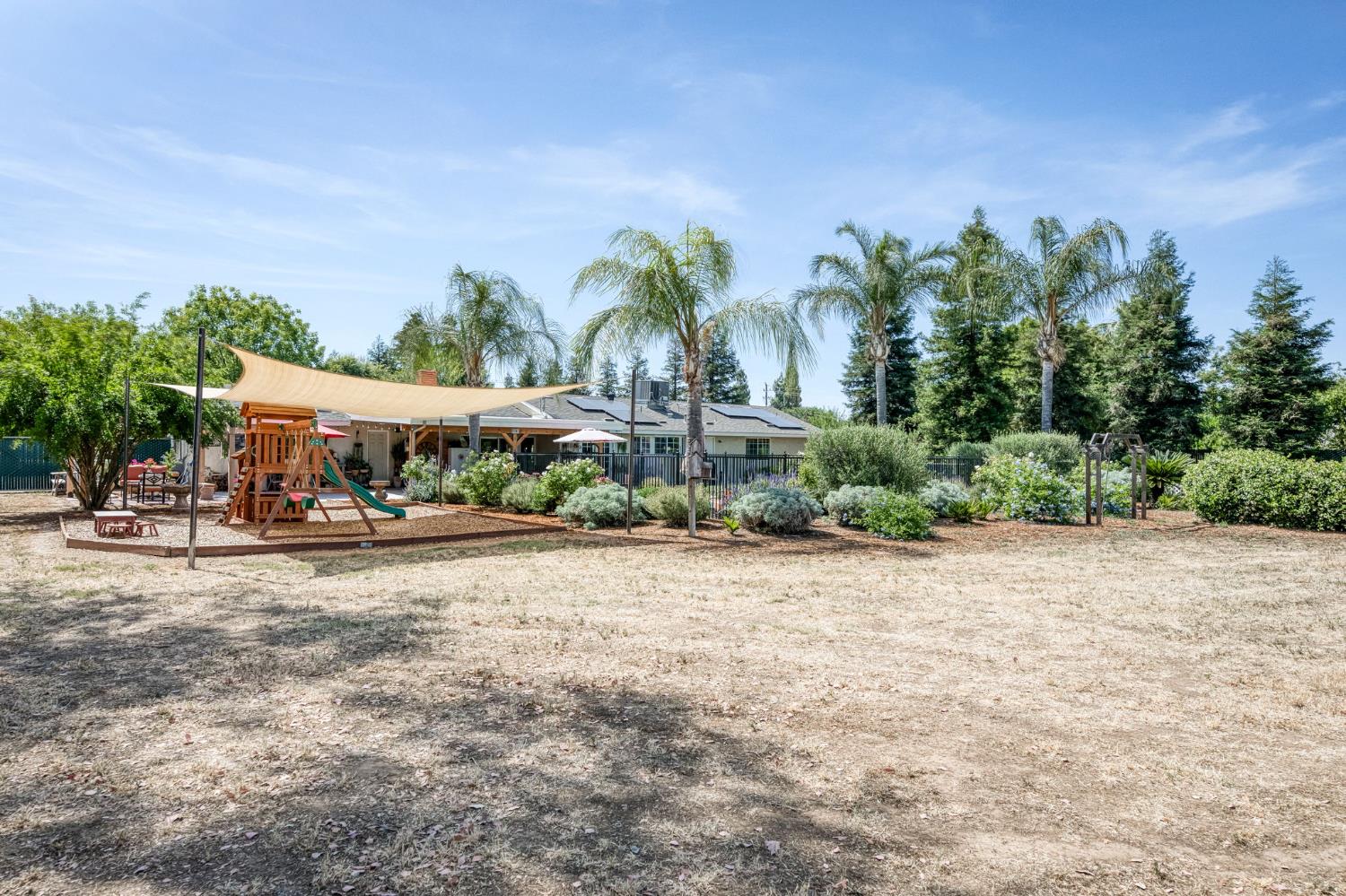 9198 N Fowler Ave, Clovis, CA 93619