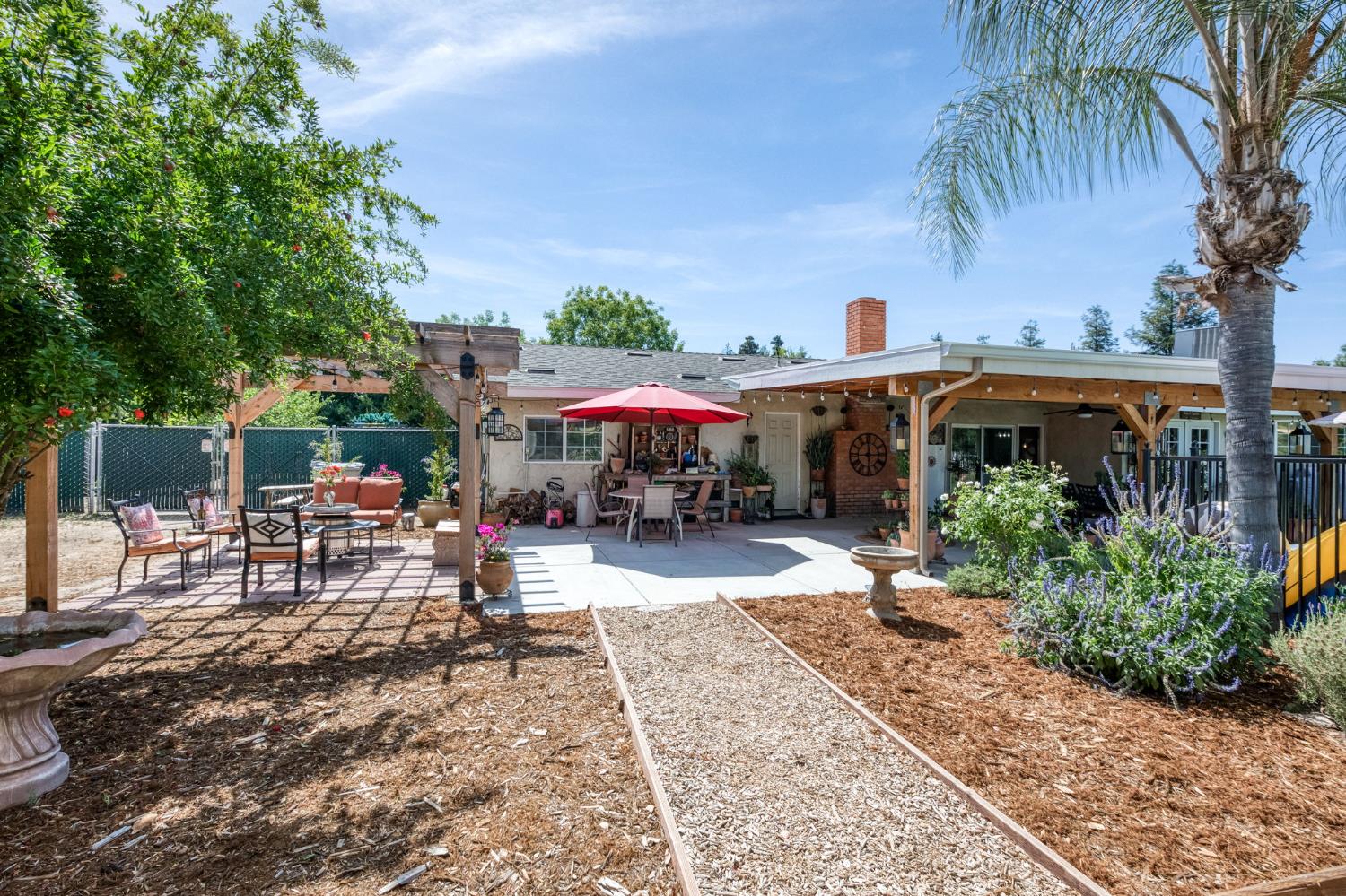 9198 N Fowler Ave, Clovis, CA 93619