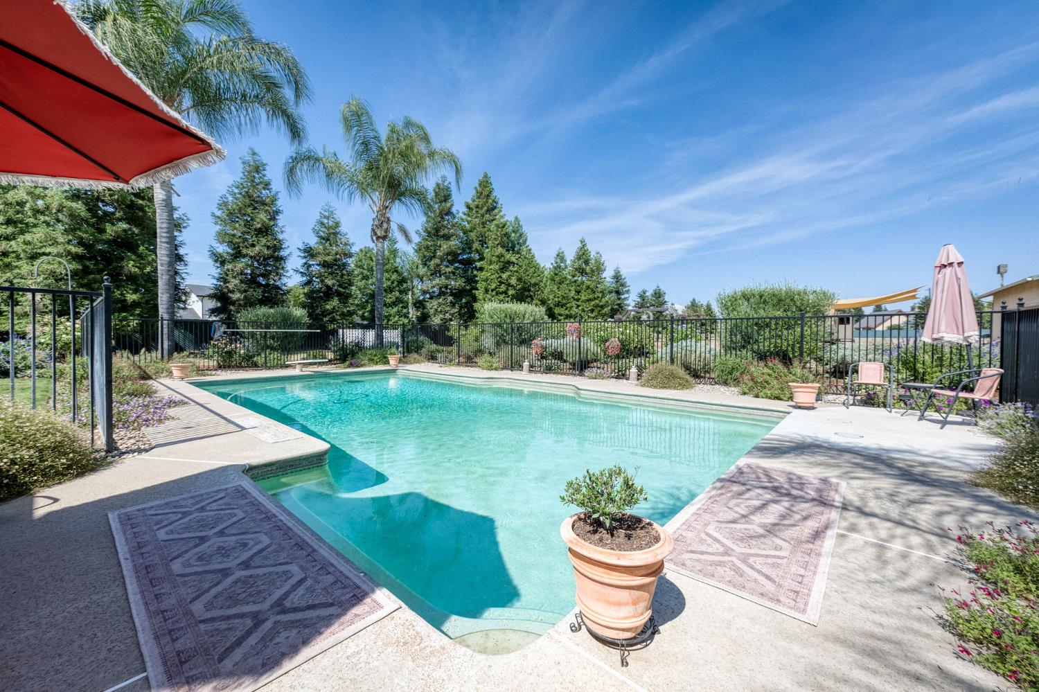9198 N Fowler Ave, Clovis, CA 93619