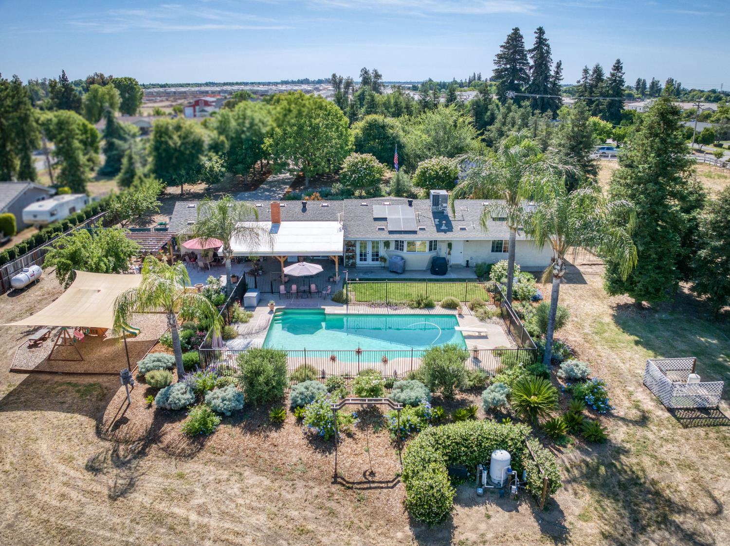 9198 N Fowler Ave, Clovis, CA 93619