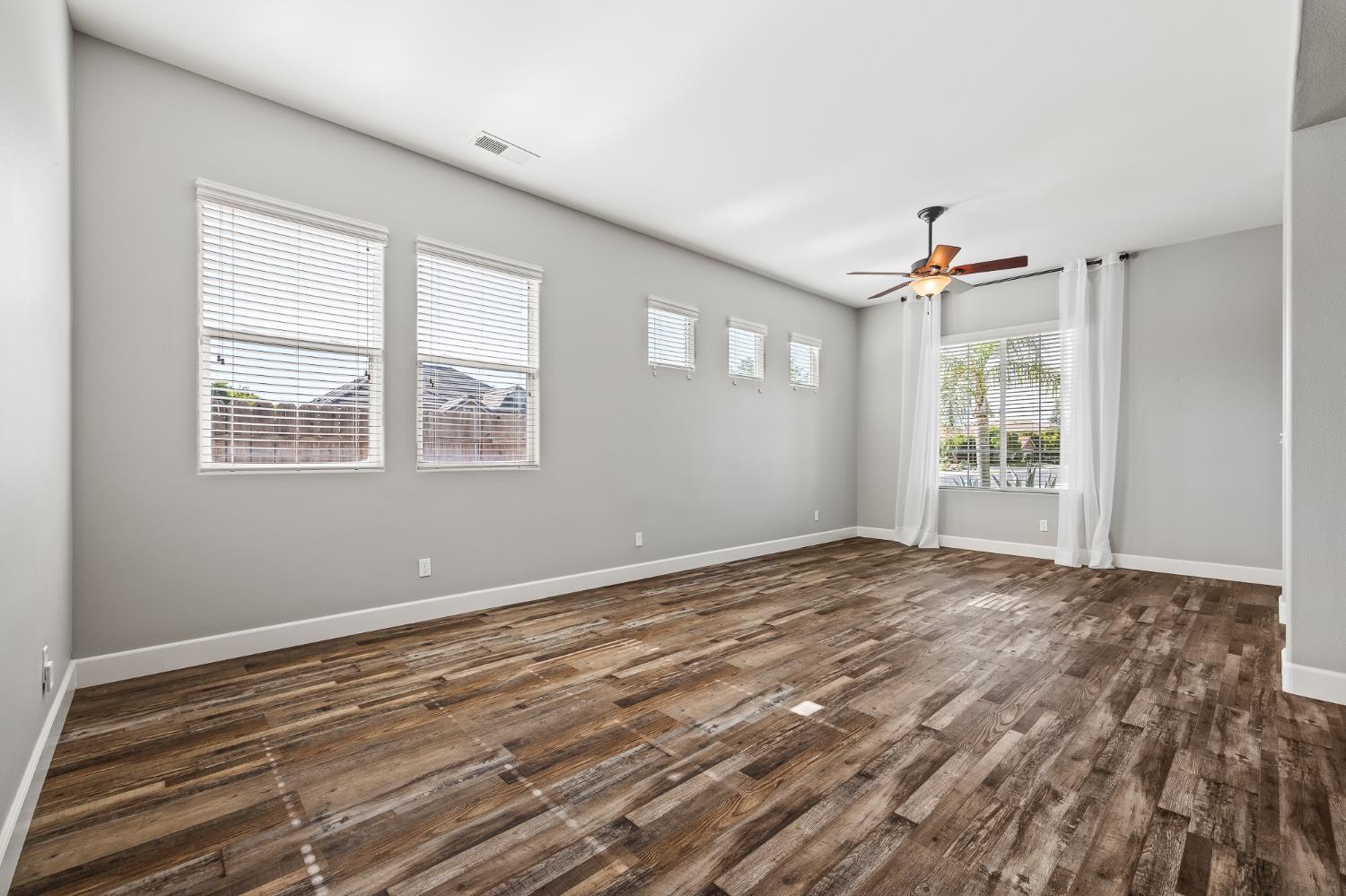 3128 Powers Ave, Clovis, CA 93619