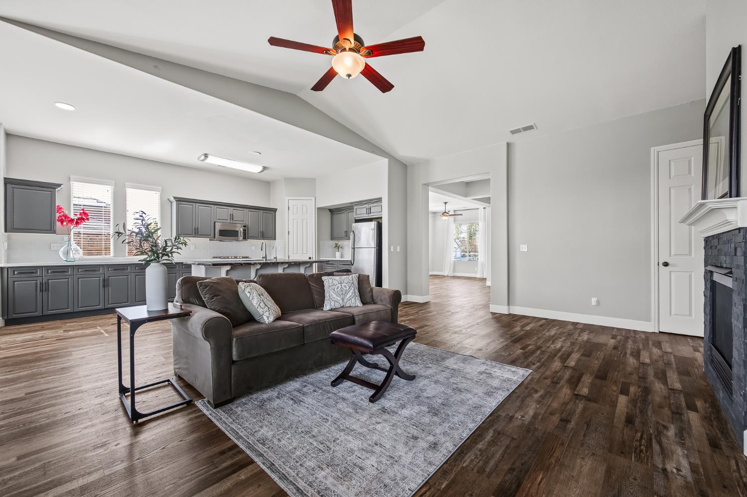 3128 Powers Ave, Clovis, CA 93619