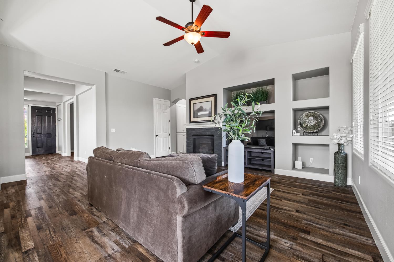 3128 Powers Ave, Clovis, CA 93619