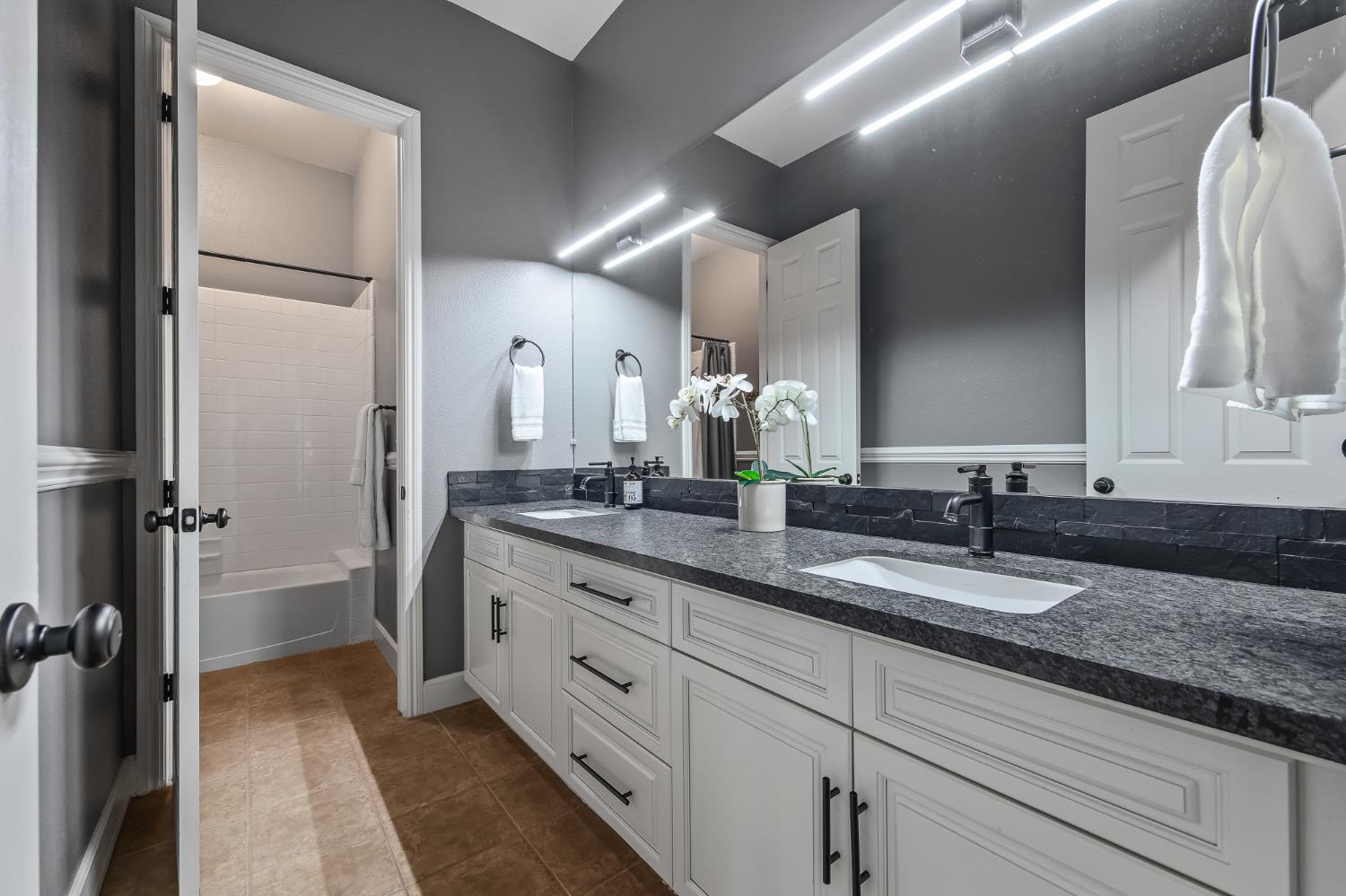 3128 Powers Ave, Clovis, CA 93619