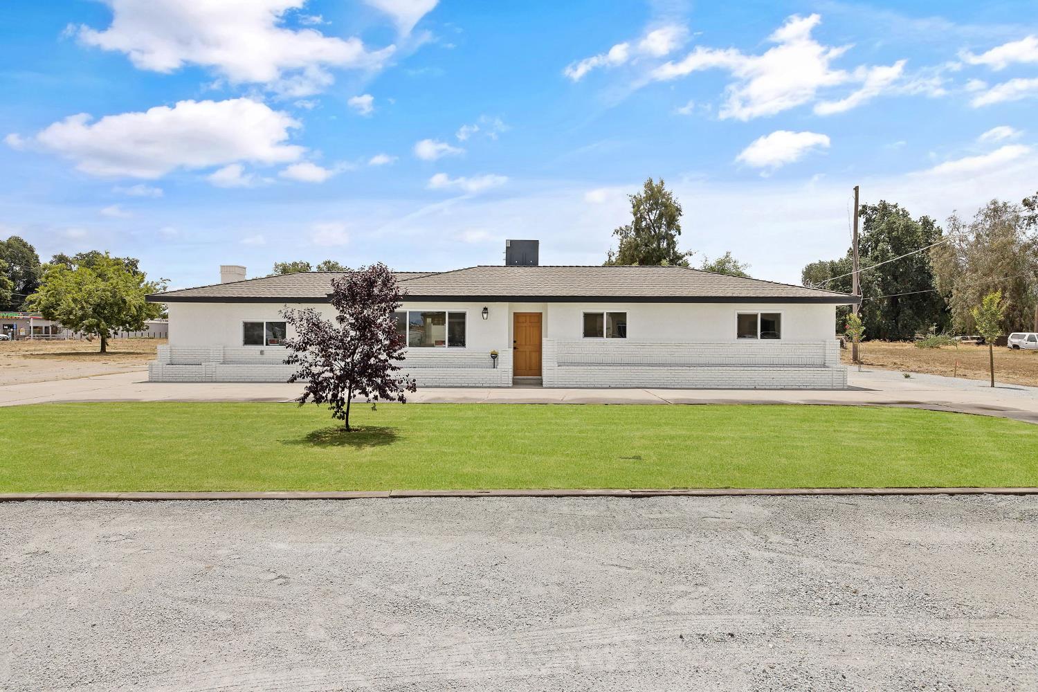 6125 E Mount Whitney, Laton, CA 93242