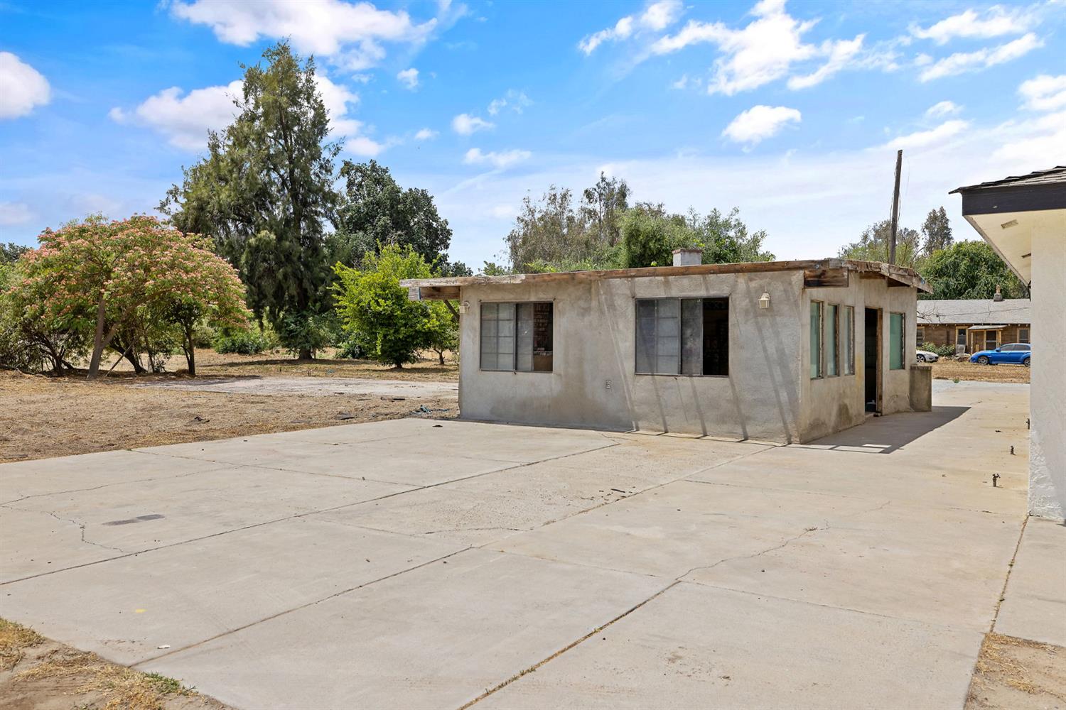 6125 E Mount Whitney, Laton, CA 93242