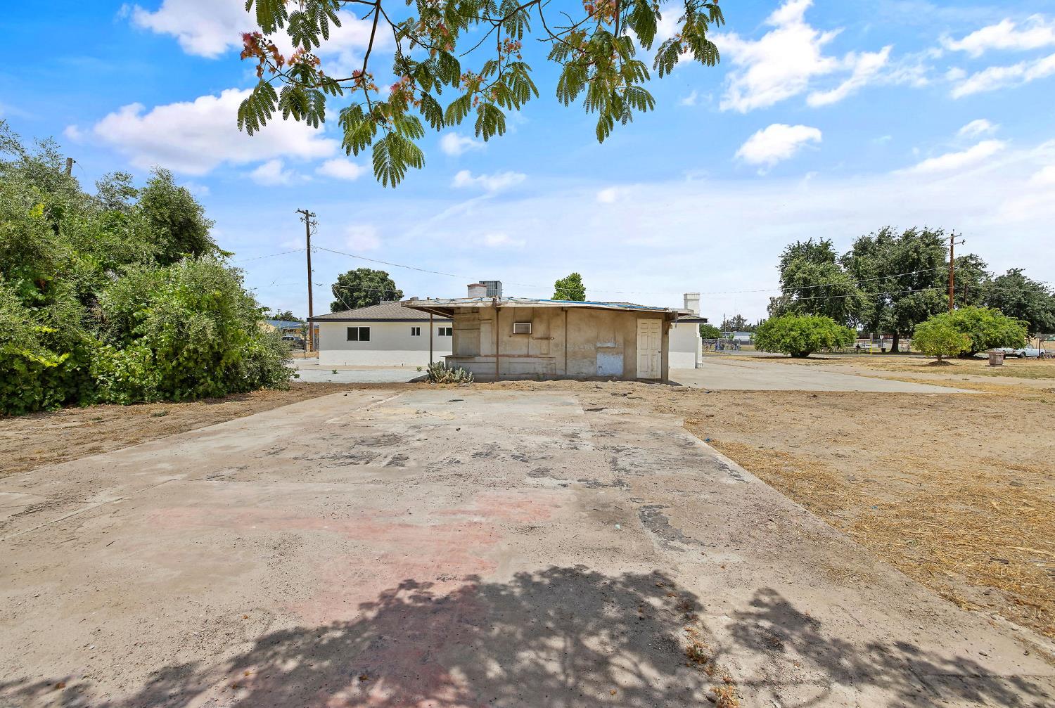 6125 E Mount Whitney, Laton, CA 93242