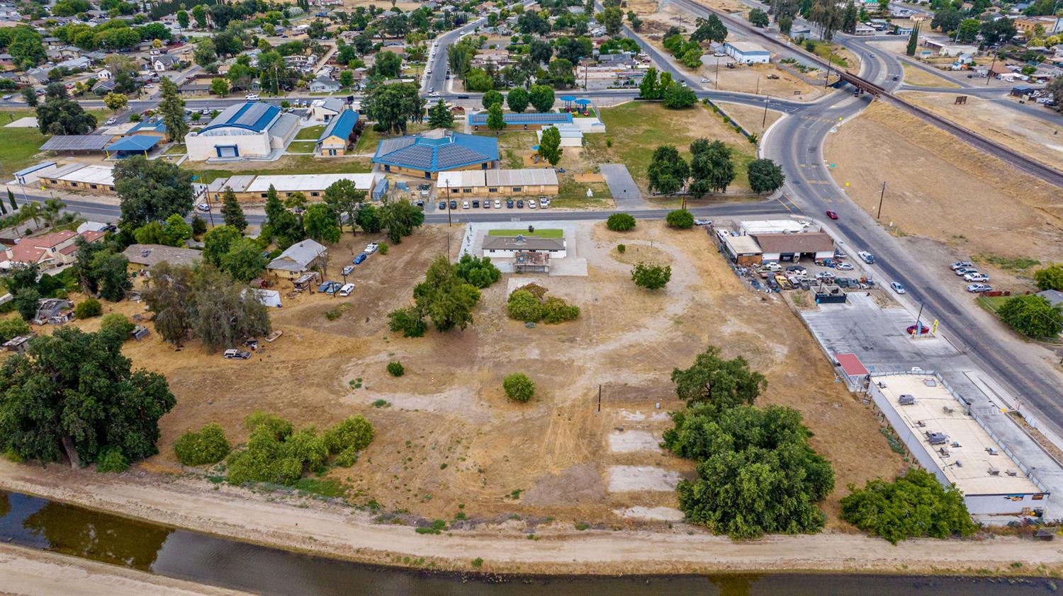 6125 E Mount Whitney, Laton, CA 93242