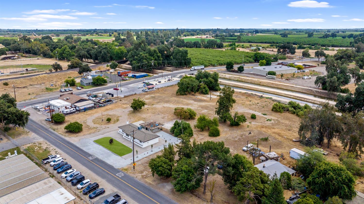 6125 E Mount Whitney, Laton, CA 93242
