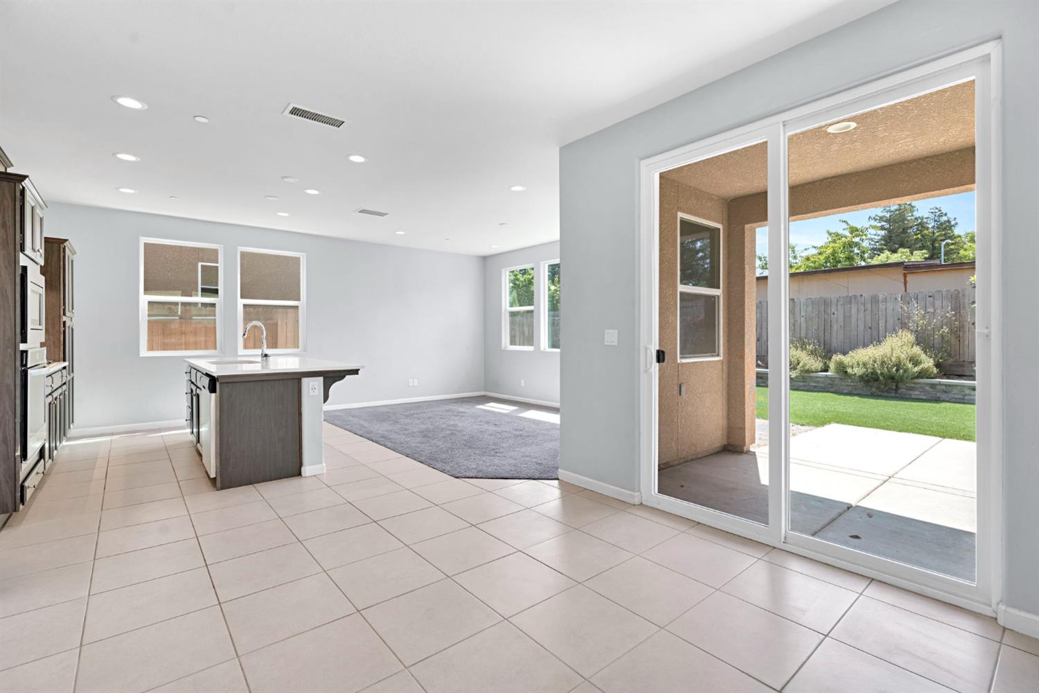 5394 W Santa Cruz Way, Fresno, CA 93722