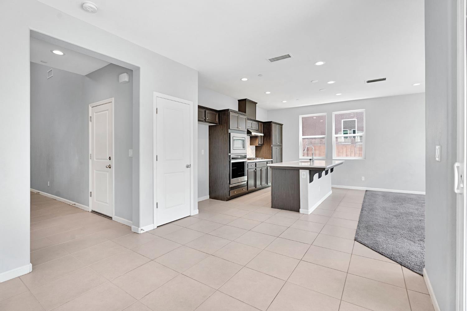 5394 W Santa Cruz Way, Fresno, CA 93722