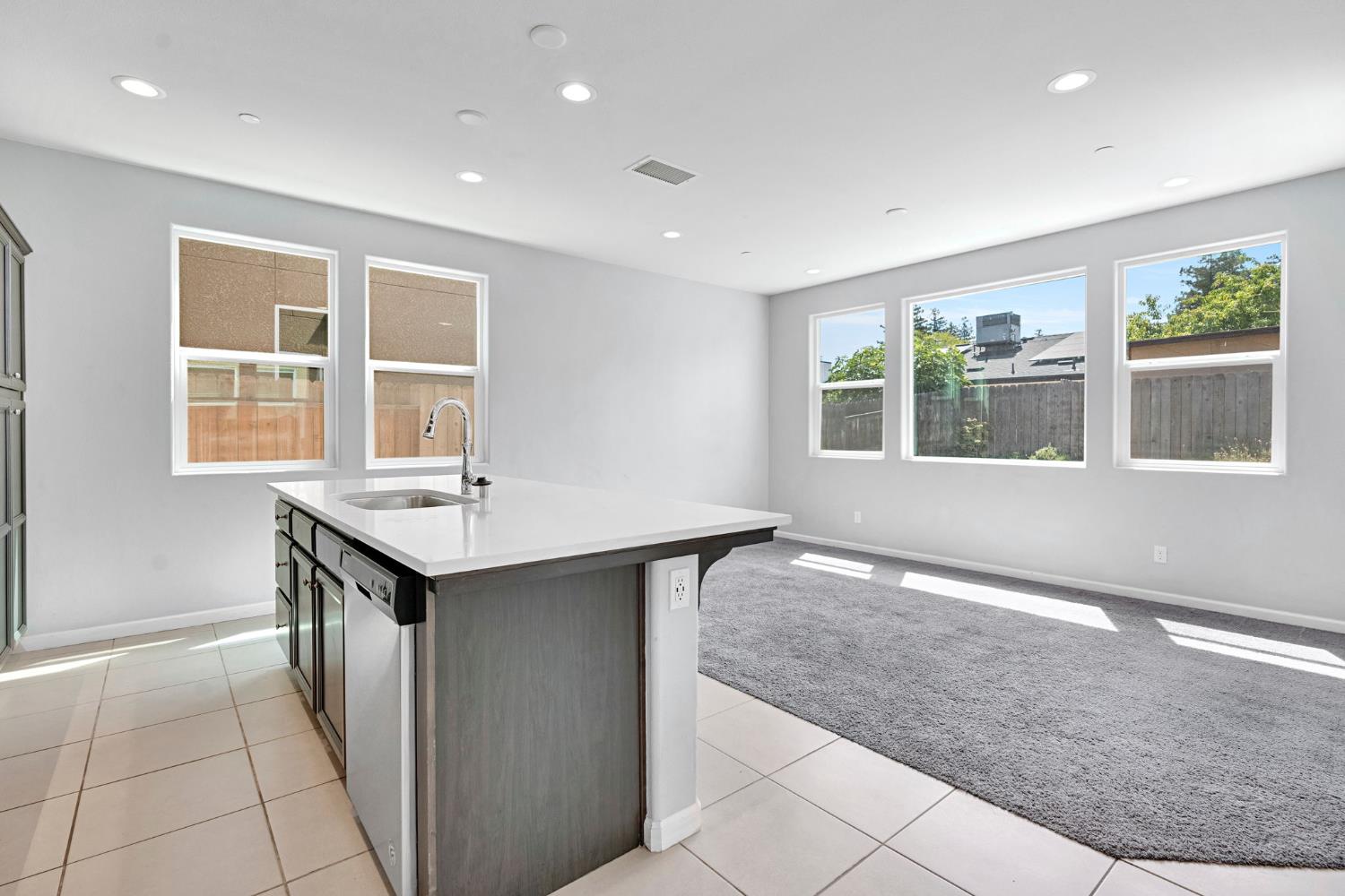 5394 W Santa Cruz Way, Fresno, CA 93722