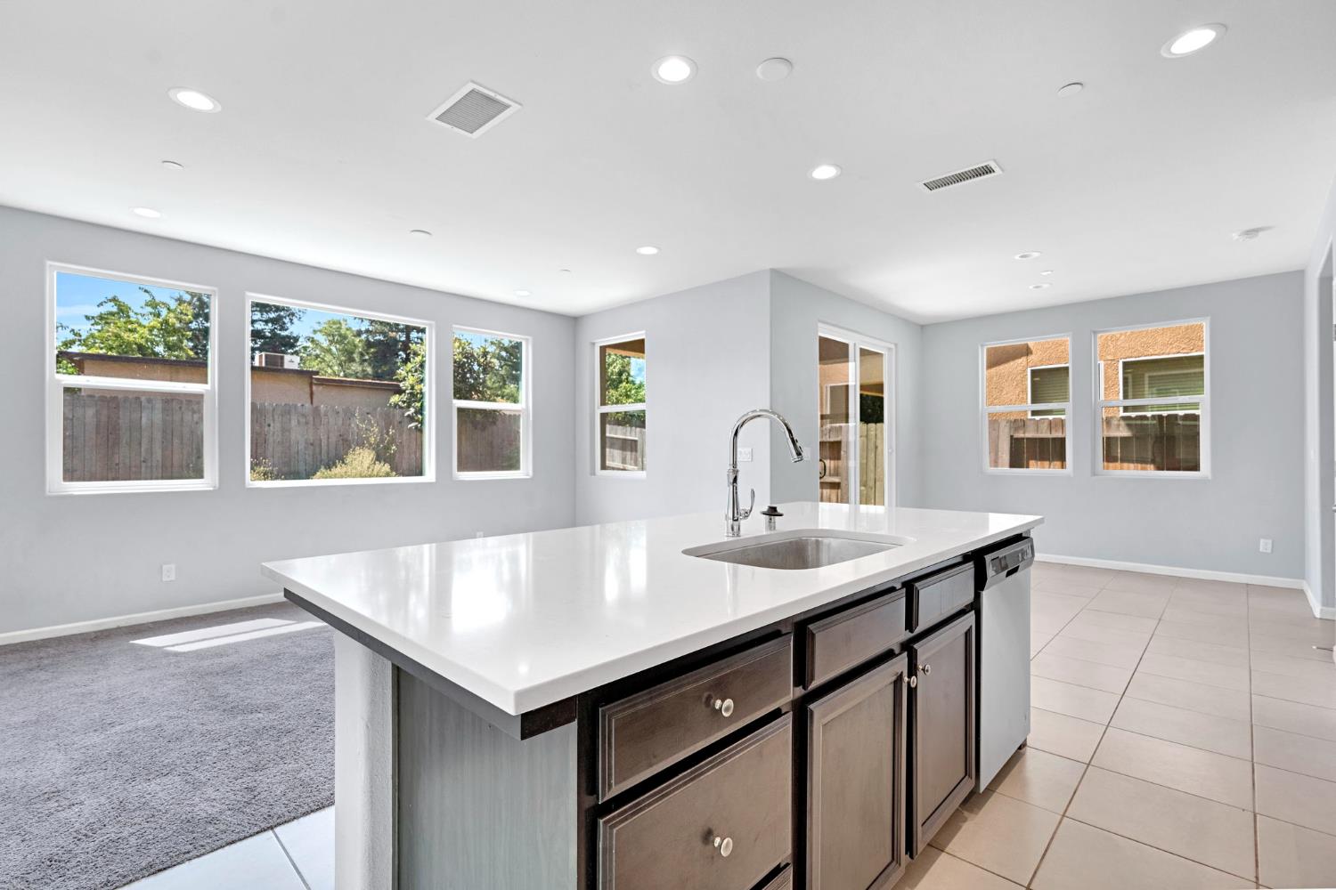 5394 W Santa Cruz Way, Fresno, CA 93722