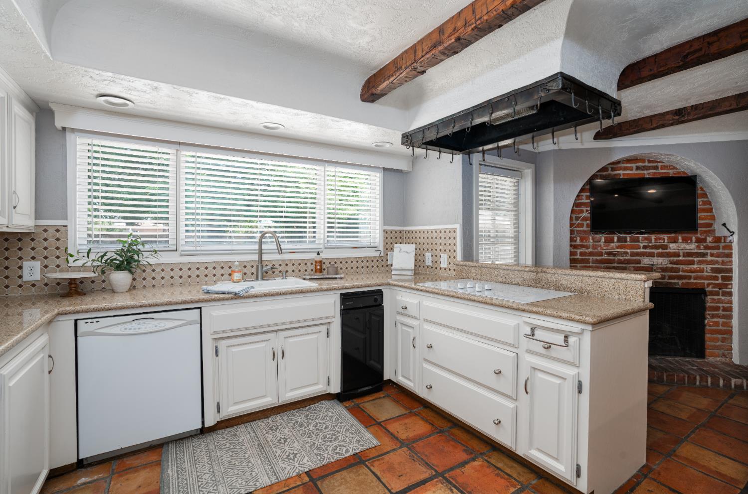 2173 S Minnewawa, Fresno, CA 93727