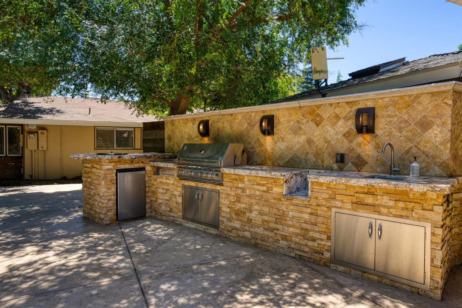 2173 S Minnewawa, Fresno, CA 93727