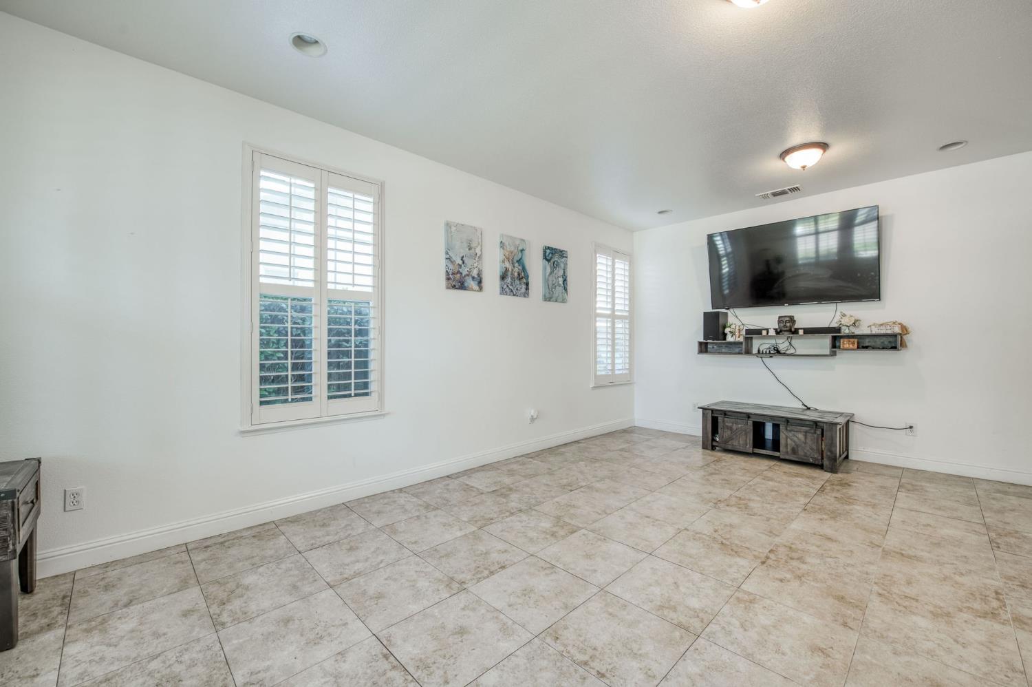 297 W Lilac Ave, Reedley, CA 93654