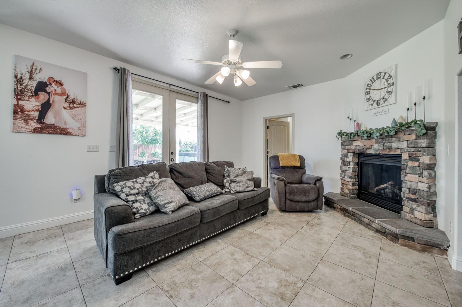 297 W Lilac Ave, Reedley, CA 93654