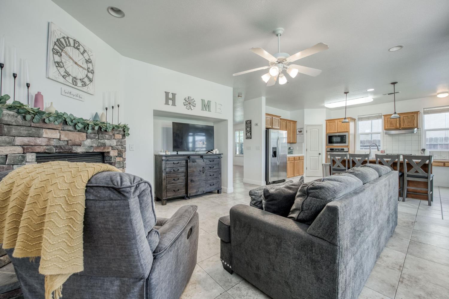 297 W Lilac Ave, Reedley, CA 93654