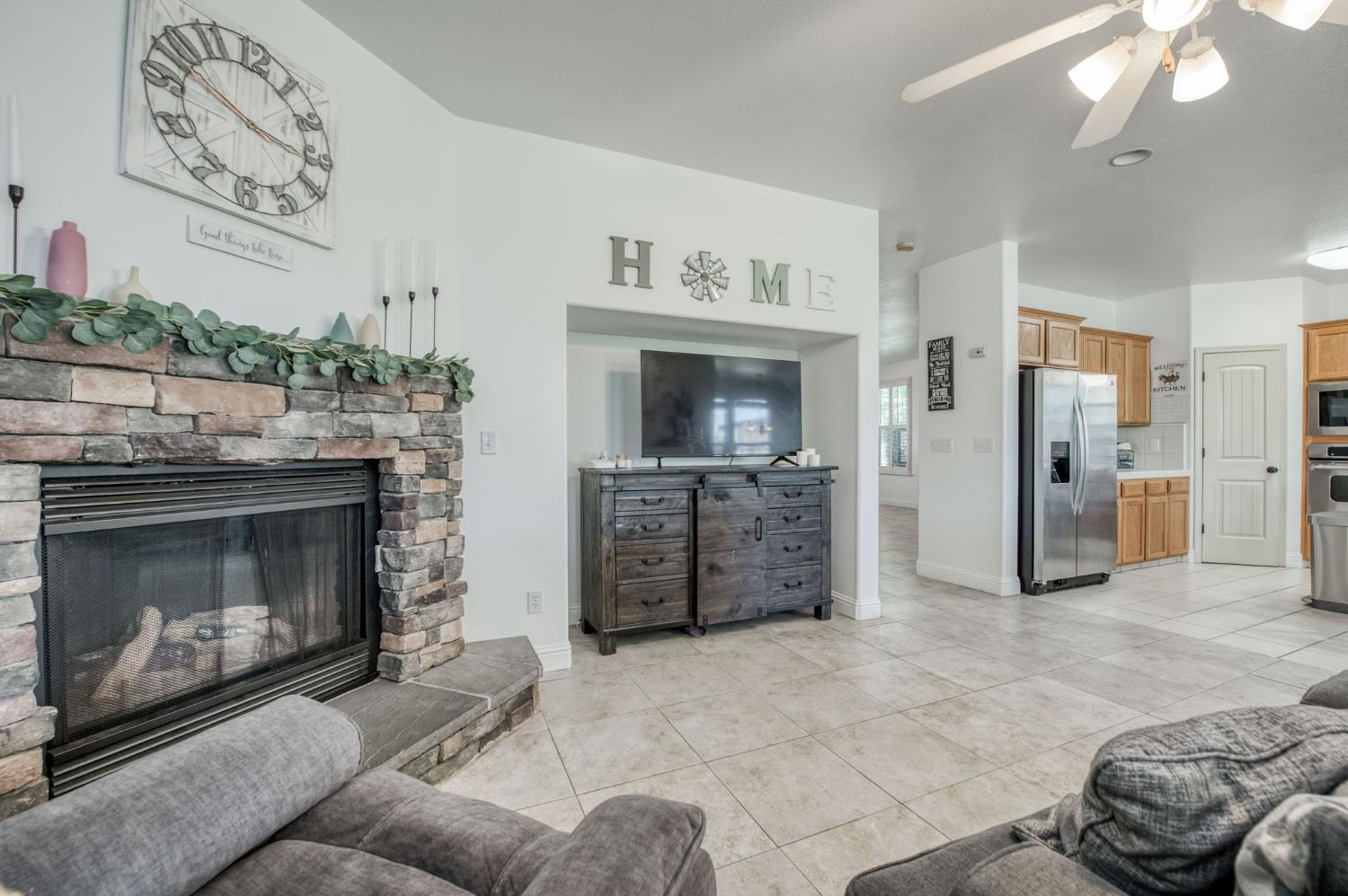 297 W Lilac Ave, Reedley, CA 93654